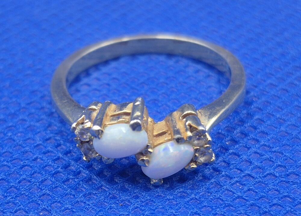 Vintage Uncas Goldtone Ring Faux Opals Rhinestones Size 7
